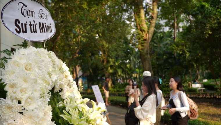 Nhiều người đến Thảo Cầm Viên tưởng nhớ sư