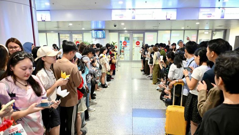 Hàng trăm fan Việt đến sân bay đón BigBang