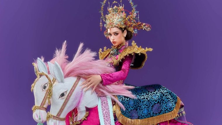 Emoura Phạm diễn trang phục 'Vinh quy bái tổ'