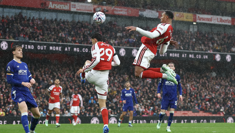 Arsenal áp sát đỉnh bảng Ngoại hạng Anh
