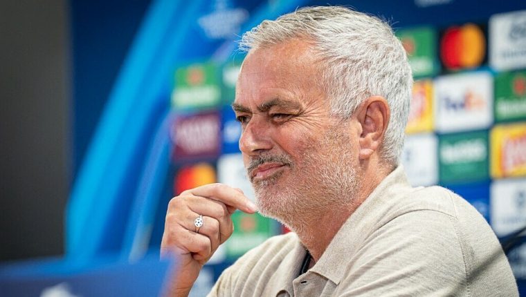 Mourinho úp mở lý do tẩy chay họp báo