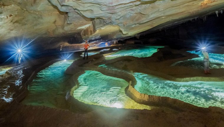 Ruộng bậc thang màu ngọc bích trong hang động
