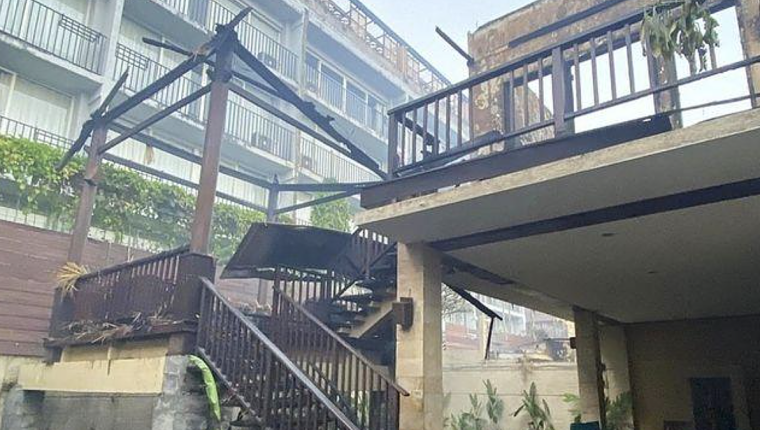 Khách đốt giấy đuổi nhện, biệt thự ở Bali