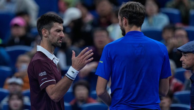 Djokovic vào chung kết sau khi Medvedev bị xử