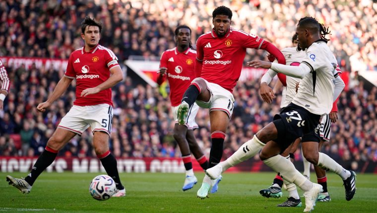 Man Utd thảm bại trong ngày Fernandes dự bị