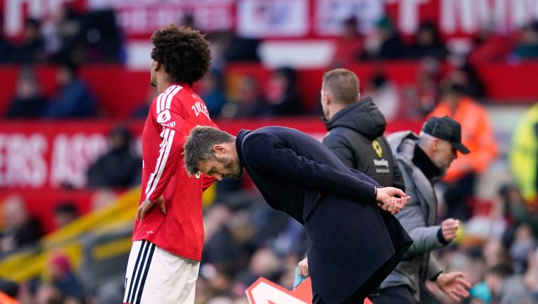 Neville: 'Cầu thủ Man Utd quay lưng với Carrick'
