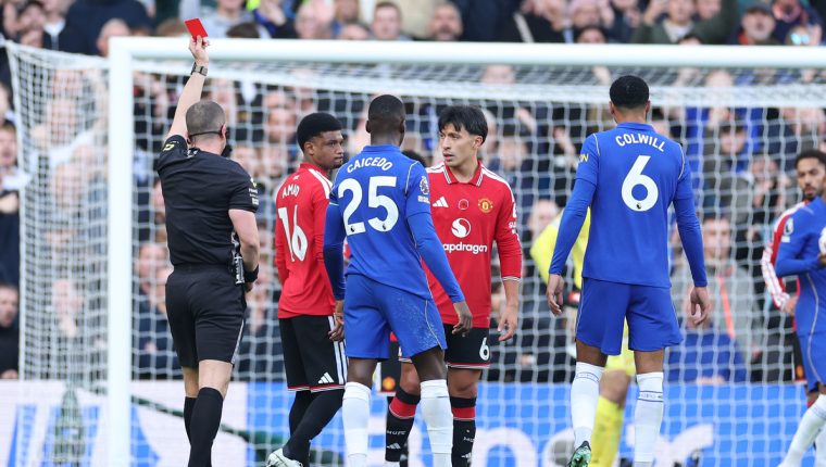 Man Utd sụp đổ trước Chelsea ở Ngoại hạng