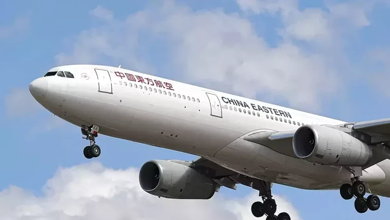 Cấm bay hành khách bắt tiếp viên quỳ xin