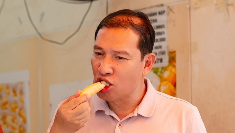 Nghệ sĩ Quang Thắng mê bánh mì que tuổi
