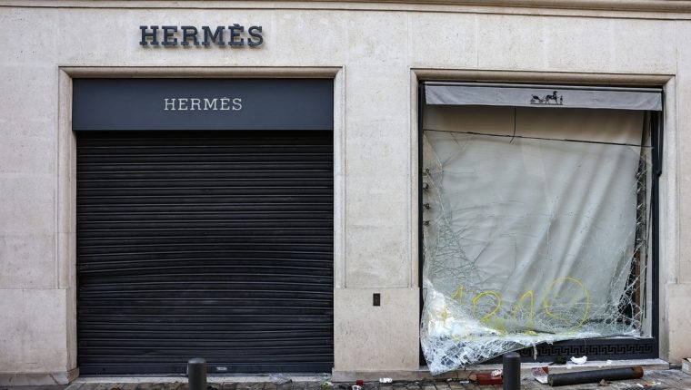 Loạt cửa hàng Hermès, Dior bị phá trong bạo