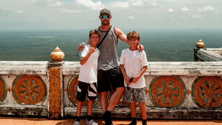 Chris Hemsworth và hai con trai du ngoạn Thái
