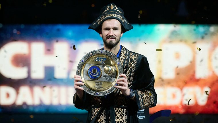 Medvedev lần đầu bảo vệ danh hiệu ATP