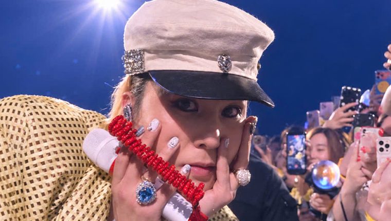 BigBang quỳ gối cảm ơn khán giả