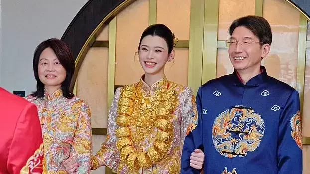 Hề Mộng Dao đeo 22 vòng vàng cưới con