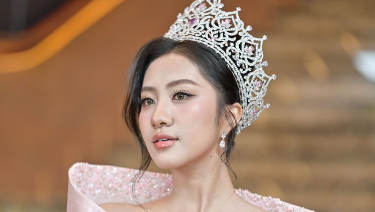 Hà Trúc Linh khoe sắc bên thí sinh Hoa