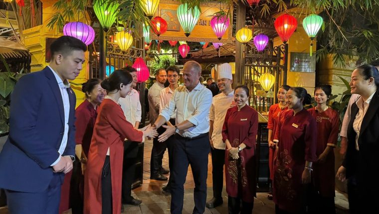 Thủ tướng Ba Lan thưởng thức rau muống xào
