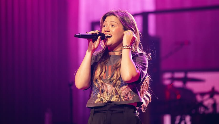 Kelly Clarkson bức xúc khi bị người bán hàng