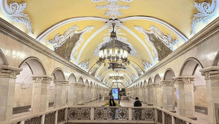 Khách Việt trải nghiệm ga tàu điện ngầm như