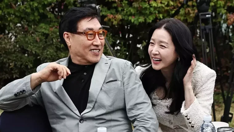Lee Young Ae sánh đôi chồng