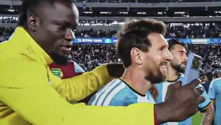 Messi gây tranh cãi vì từ chối chụp ảnh