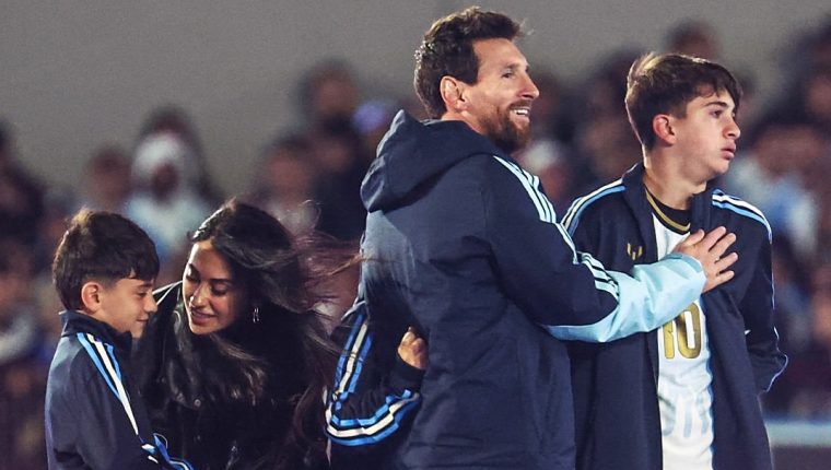 Con trai quẹt nước mắt khi Messi đá trận