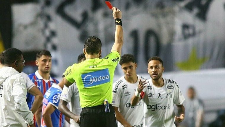 Neymar nhận thẻ đỏ, đẩy HLV, dọa đánh đối