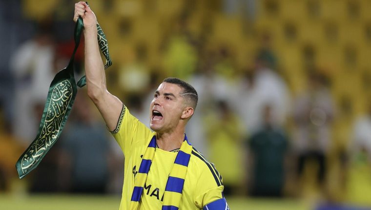 Ronaldo thể hiện tình cảm với Arab Saudi