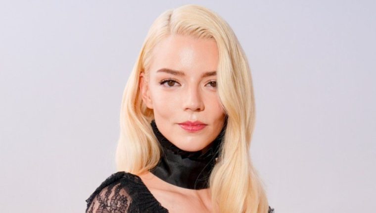 Dàn sao 'mặc như không' ở Paris Fashion Week