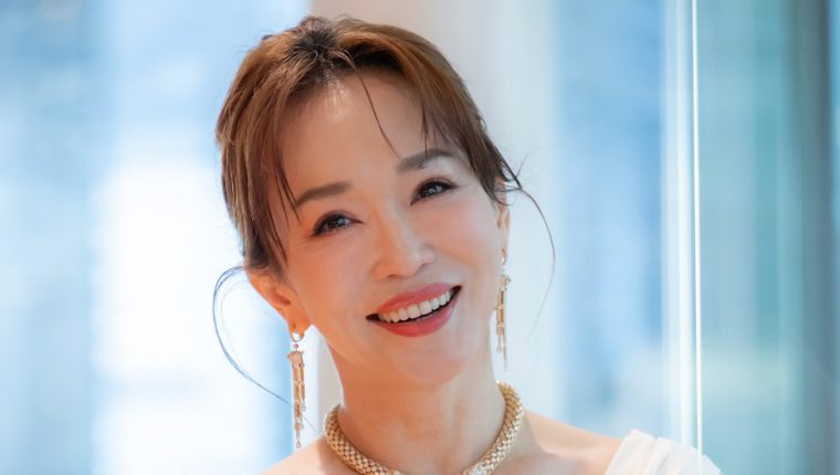 Phạm Văn Phương phối trang phục tươi trẻ