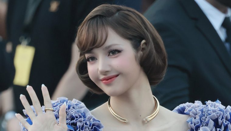Lisa 'gây mê mẩn' ở tuần thời trang Paris