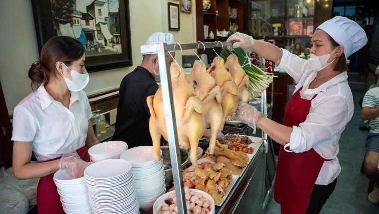 Phở gà 160.000 đồng hút khách ở phố cổ