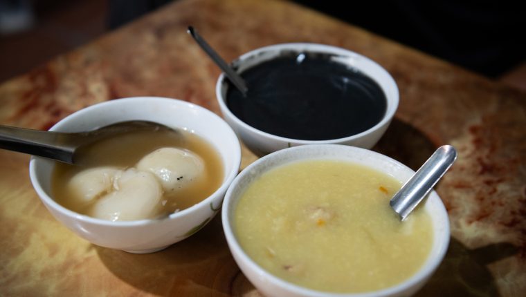 Bánh trôi Phạm Bằng kín khách ngày mở lại